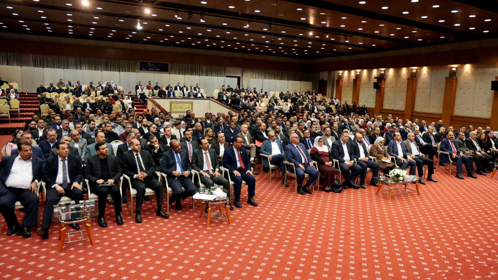  وزير الصحة يعقد اجتماعا موسعا مع مدراء المستشفيات والمديريات والمراكز الصحية 