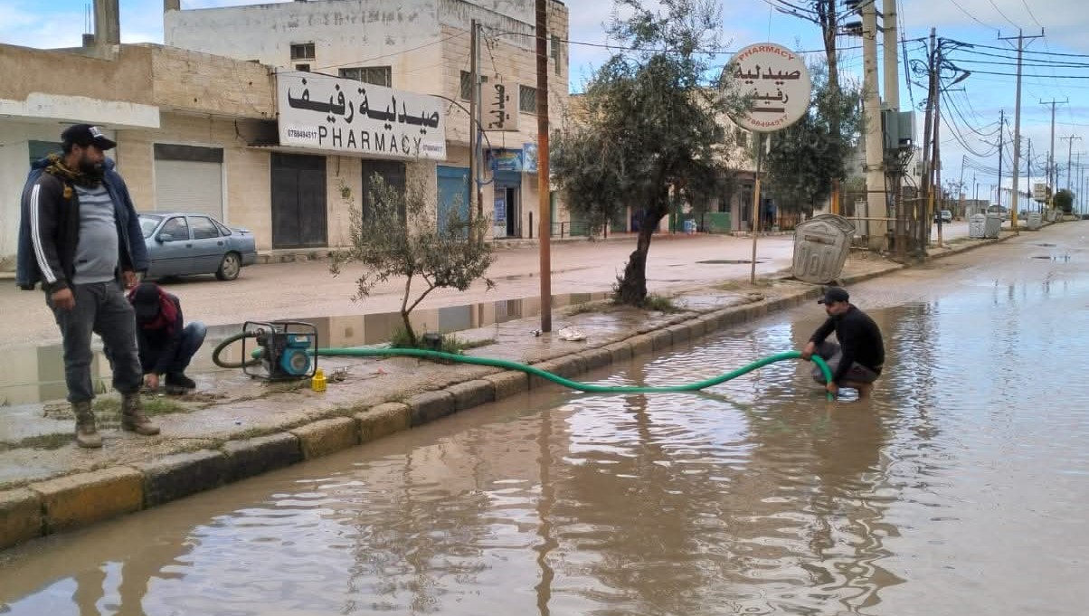  بلدية الطيبة تتعامل مع تجمعات لمياه الأمطار 