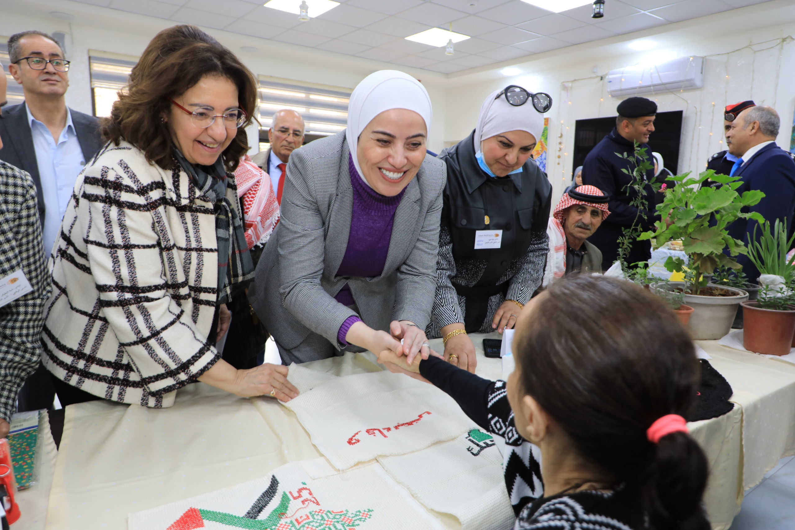  "الأسرة البيضاء" تحتفل بعيد ميلاد الملك بإطلاق مبادرة "نحن أولى بكبارنا"