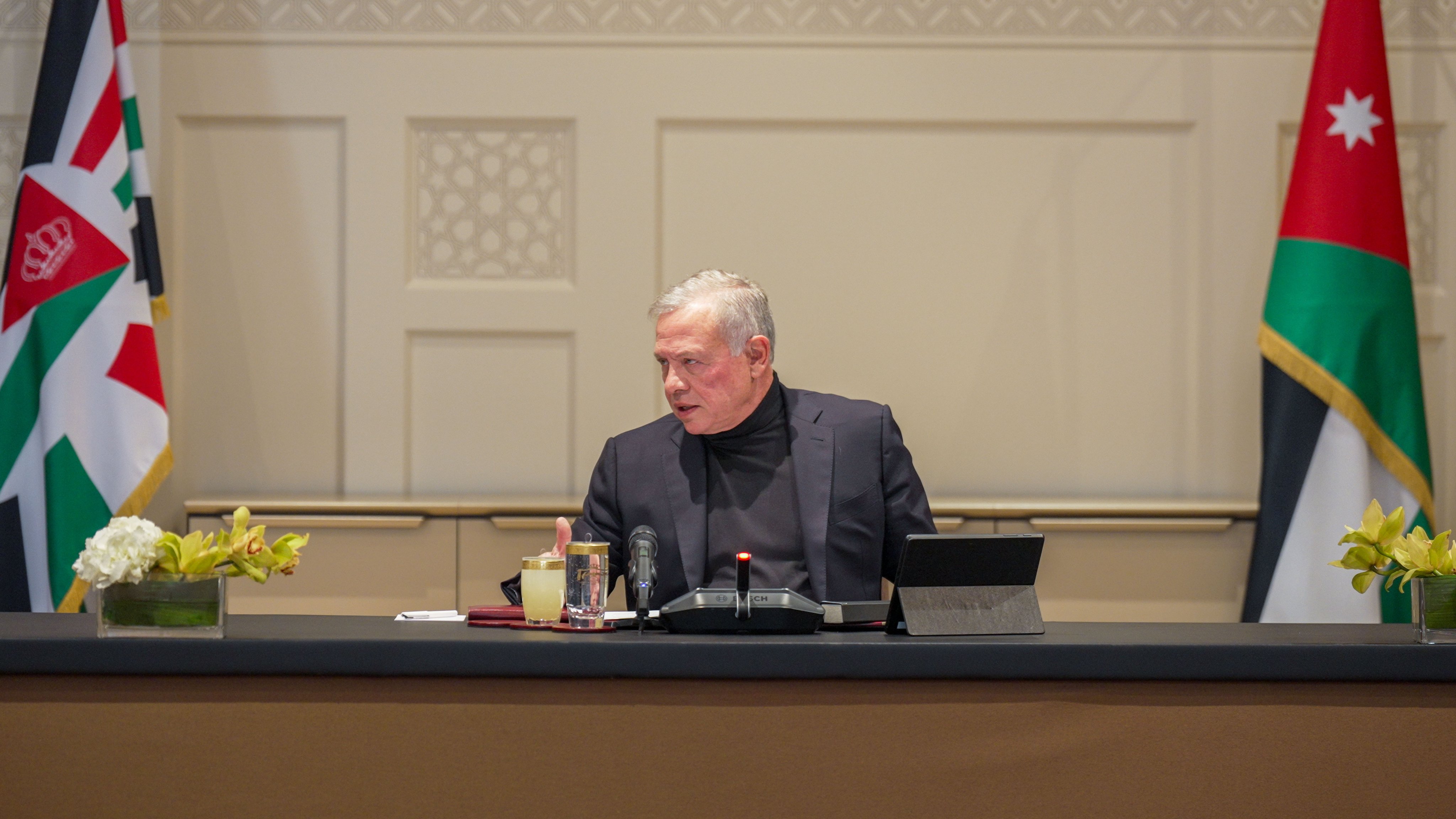  الملك يلتقي أعضاء المكتب الدائم لمجلس الأعيان