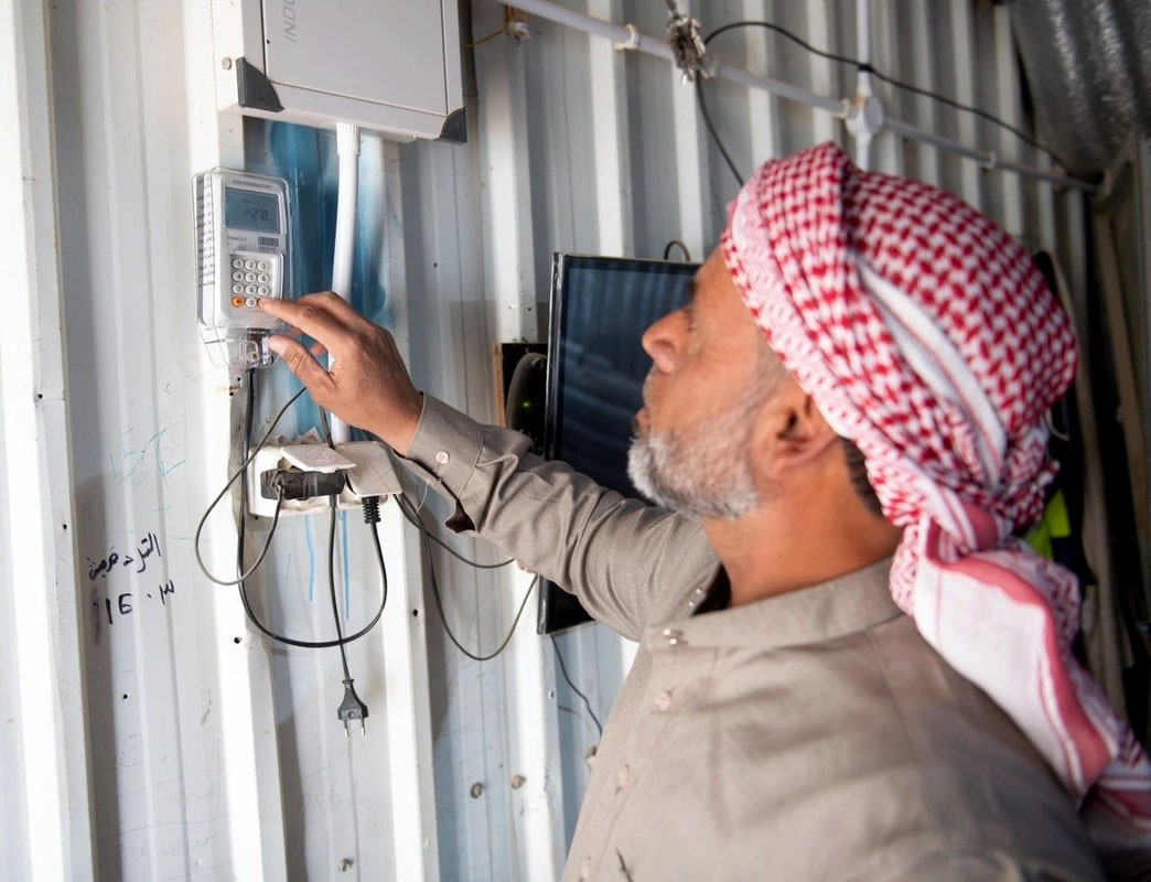  الأردن يعزز استقرار مخيم الأزرق بتوفير الكهرباء على مدار الساعة للاجئين