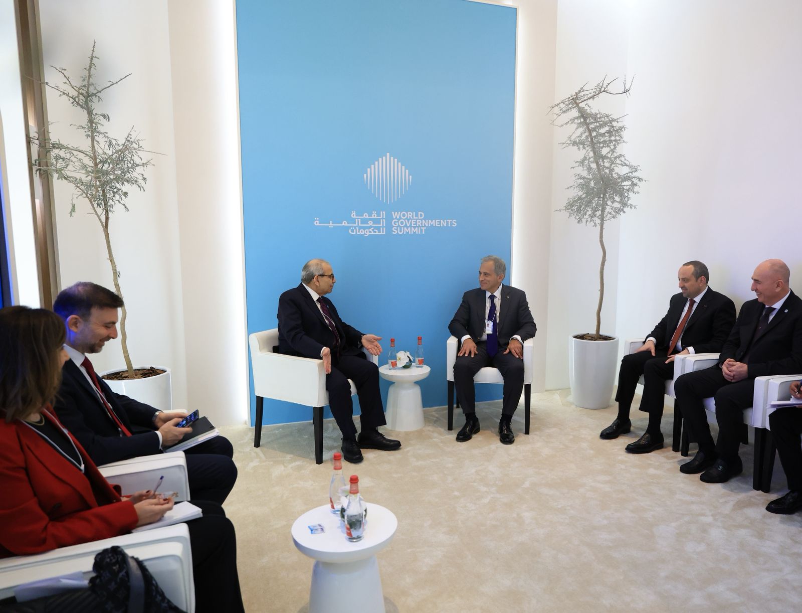  رئيس الوزراء يشارك بالقمة العالمية للحكومات في دبي ويبحث مع الشيخ منصور بن زايد سبل تعزيز التعاون الثنائي