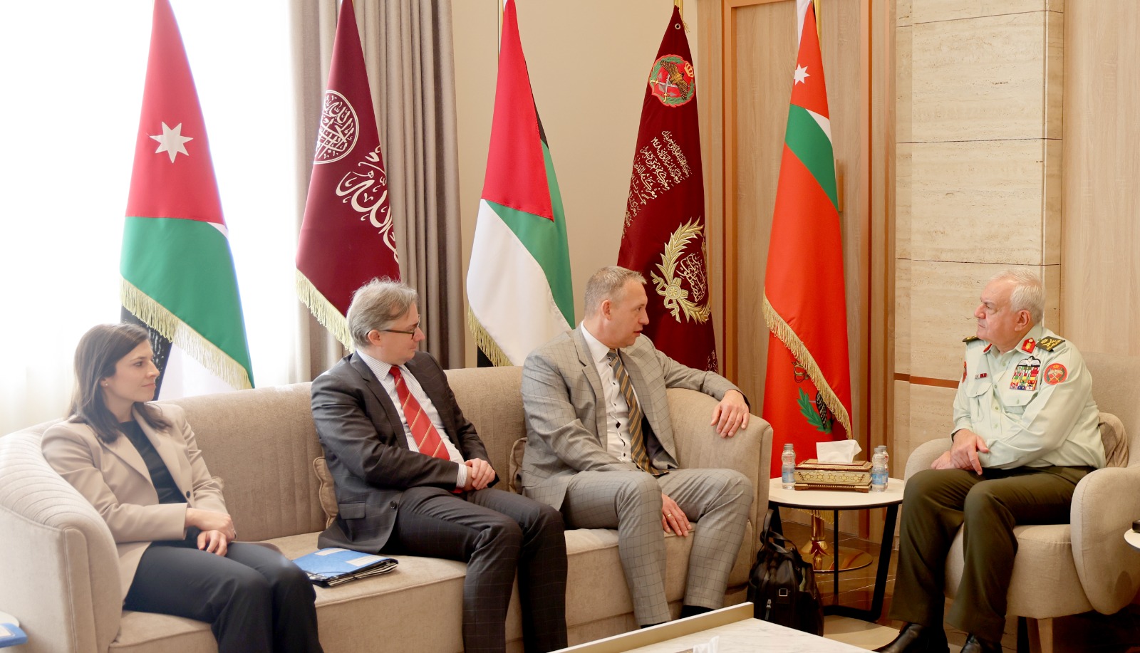  الحنيطي يستقبل رئيس قسم العلاقات الثنائية بوزارة الدفاع الألمانية وقائد العمليات الخاصة الألماني