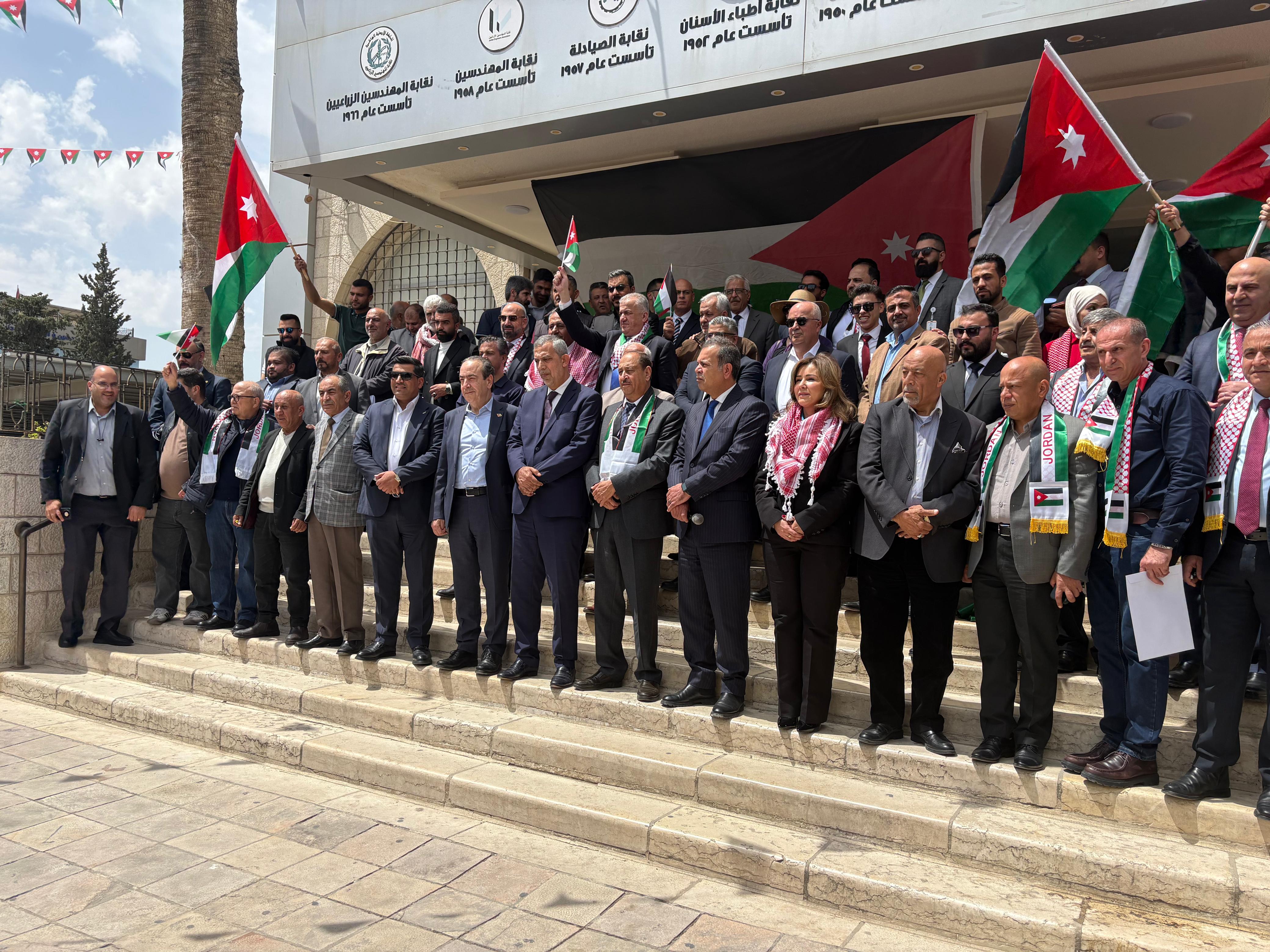 احتفالات وطنية واسعة بيوم العلم الأردني في مختلف المحافظات