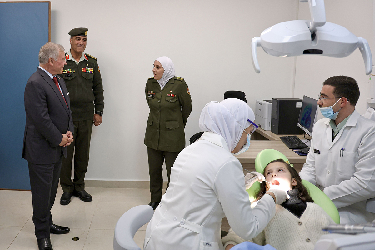 الملك يفتتح مجمع طب وجراحة الفم والأسنان العسكري في عمان