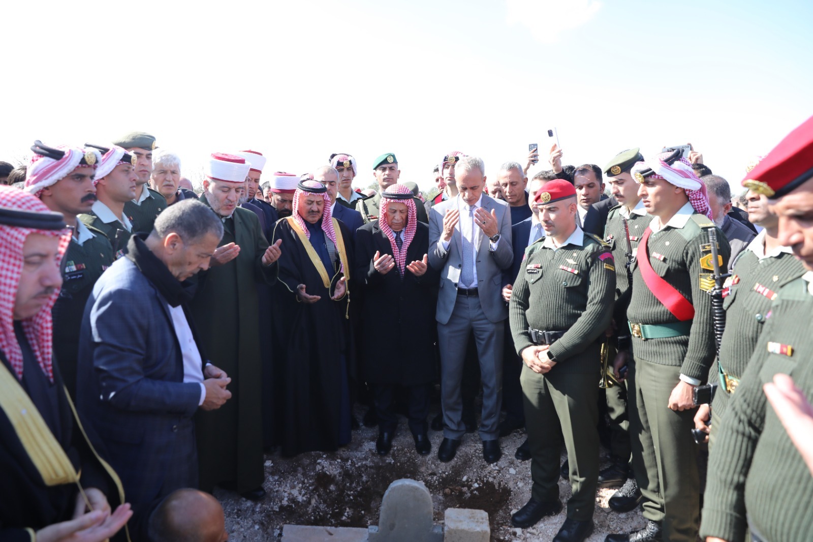  مندوبا عن الملك وولي العهد.. العيسوي يشارك في تشييع جثمان رئيس الوزراء الأسبق أحمد عبيدات