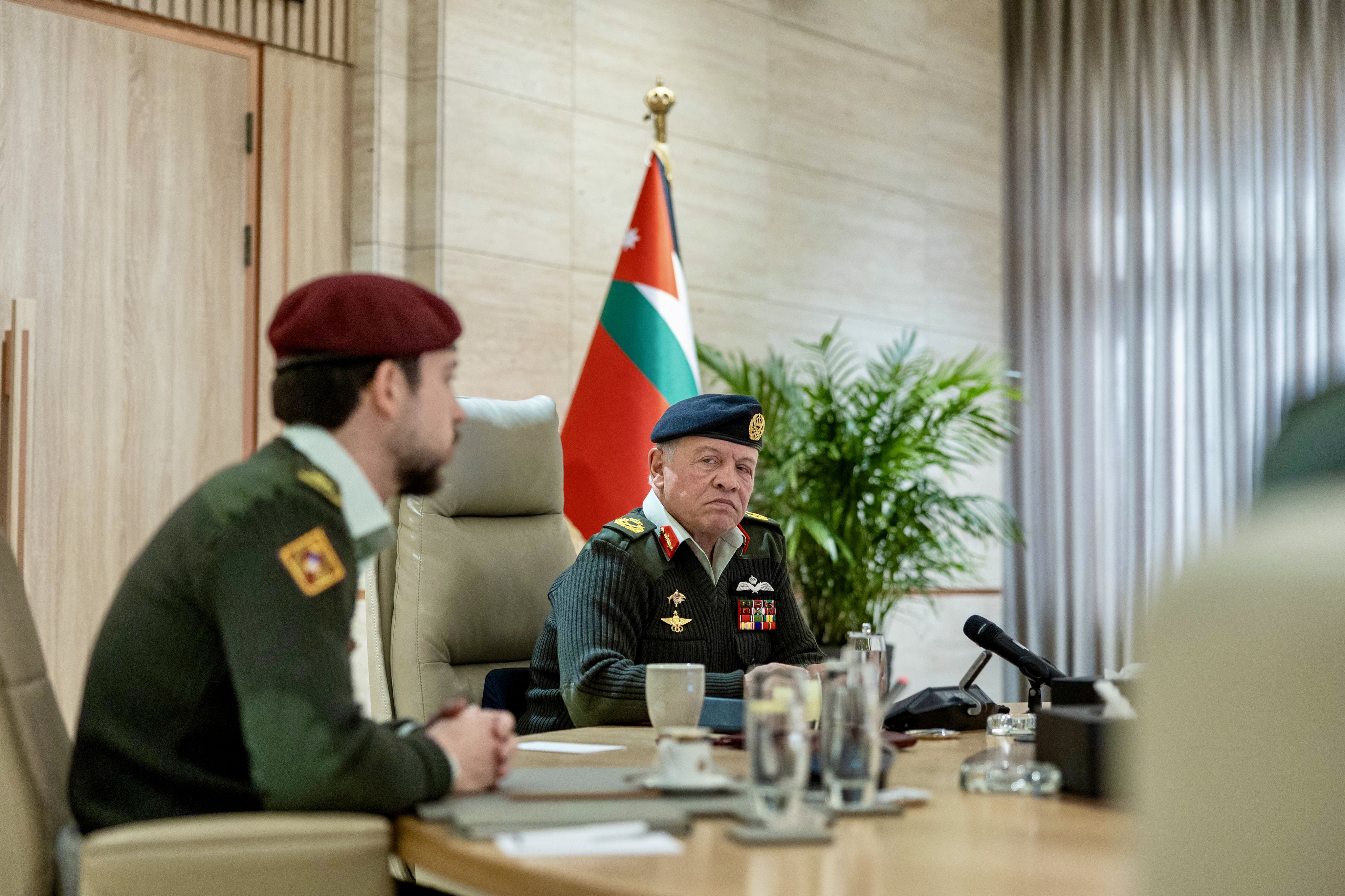  الملك يرافقه ولي العهد يزور القيادة العامة للقوات المسلحة