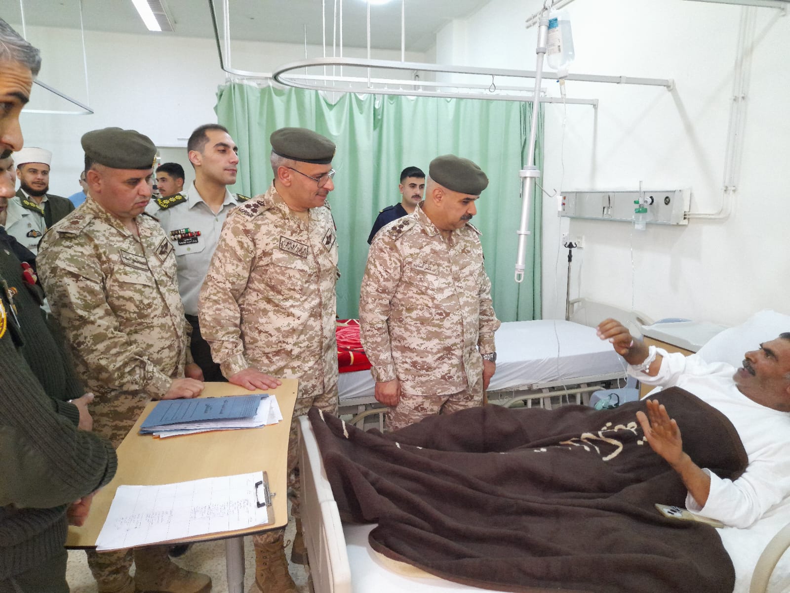  القوات المسلحة تشارك مرتباتها فرحة أول أيام الفطر السعيد وتعود المرضى من المتقاعدين والعاملين