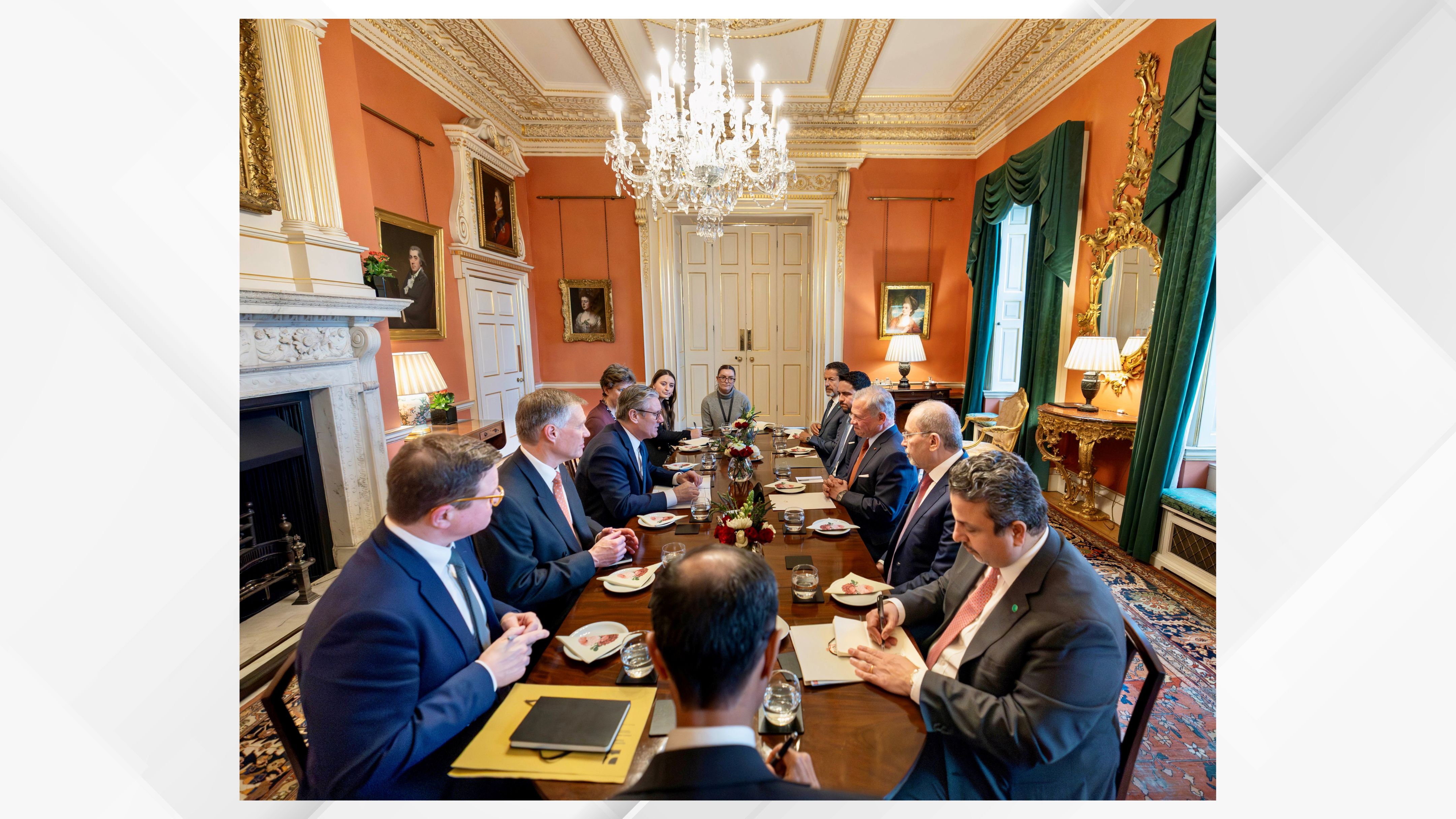  الملك يلتقي رئيس الوزراء البريطاني في لندن