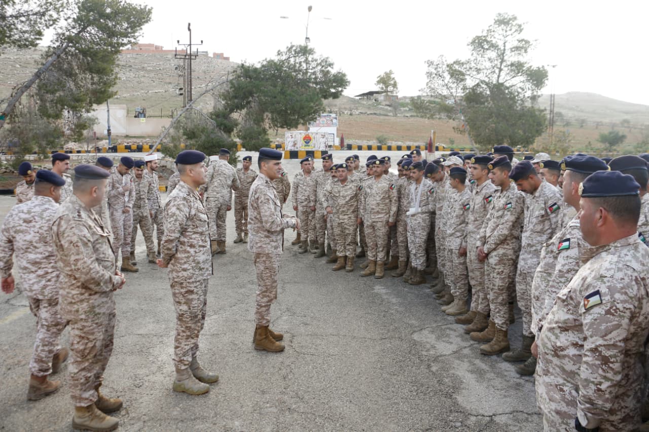  القوات المسلحة تشارك مرتباتها فرحة أول أيام الفطر السعيد وتعود المرضى من المتقاعدين والعاملين