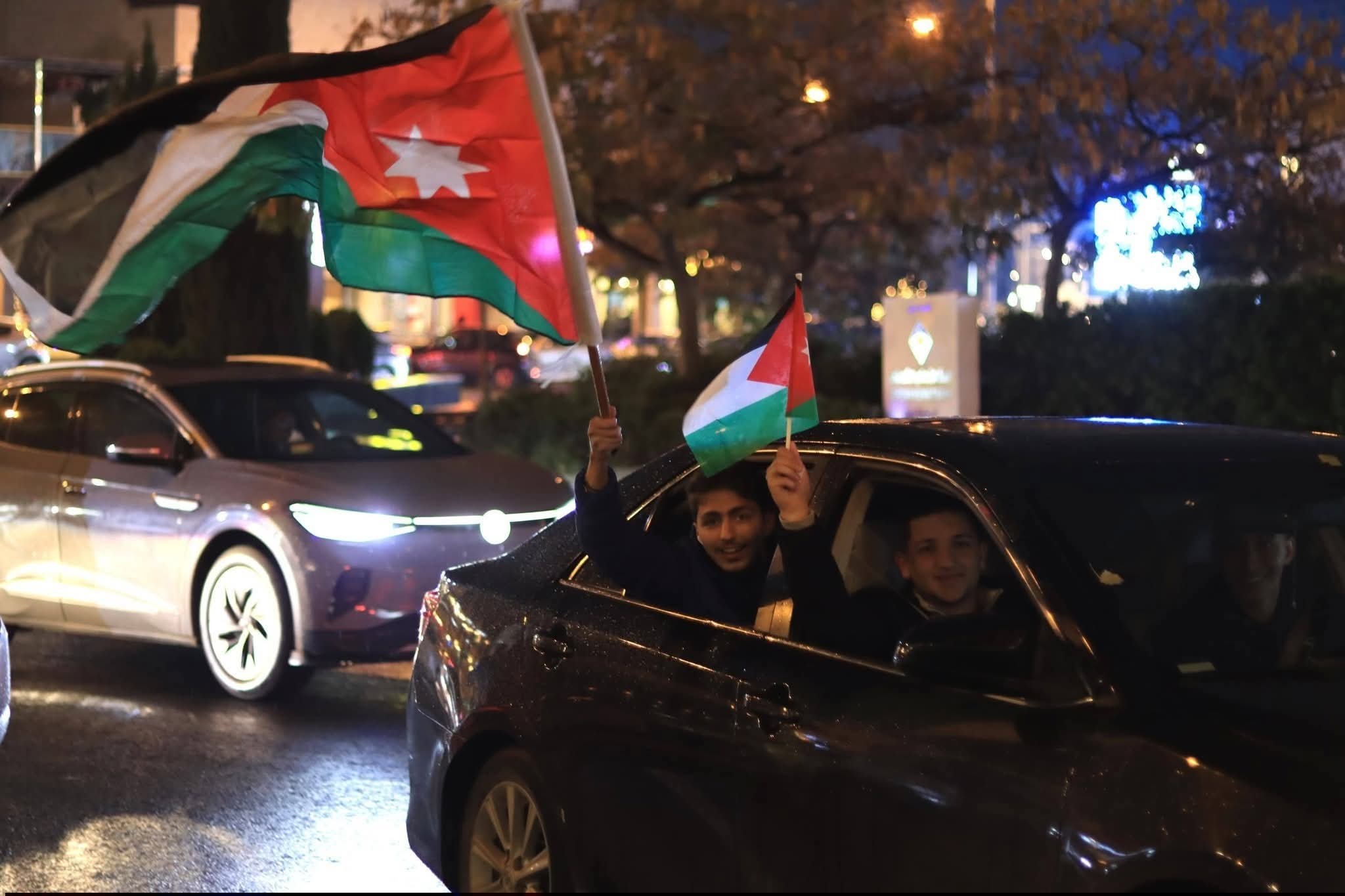  الجماهير الأردنية تخرج للشوارع احتفالا بتأهل "النشامى" إلى نهائي كأس العرب