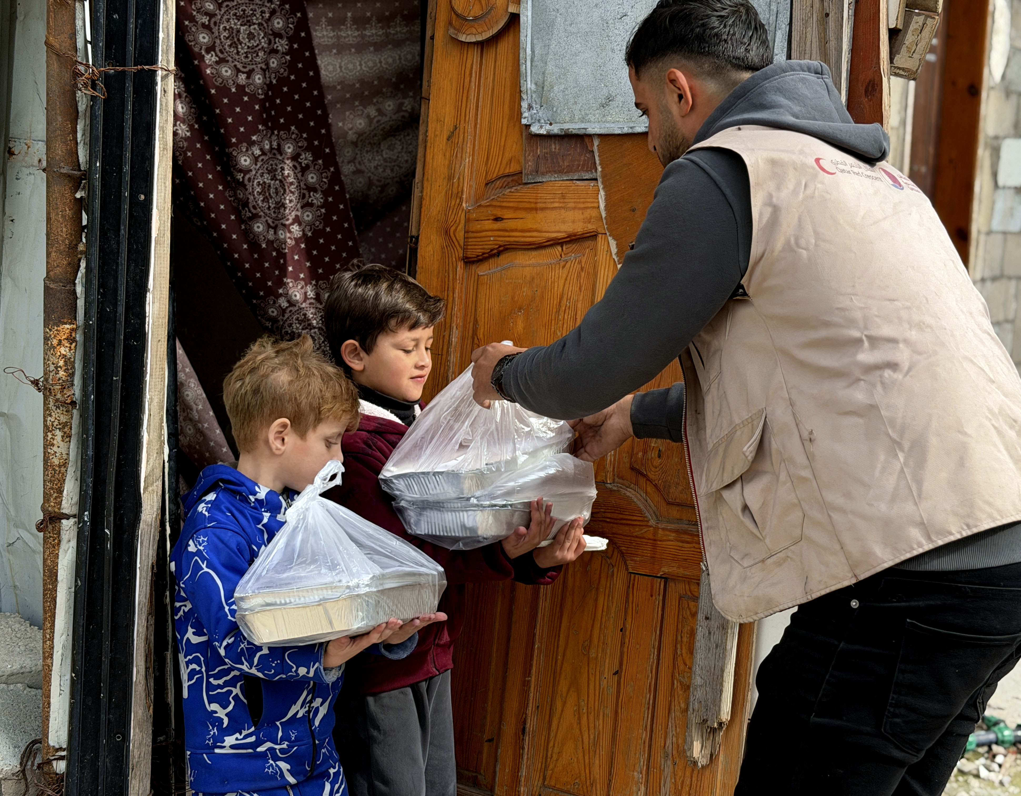  الهيئة الخيرية الهاشمية والهلال الأحمر القطري يوزعان وجبات على الأسر في غزة