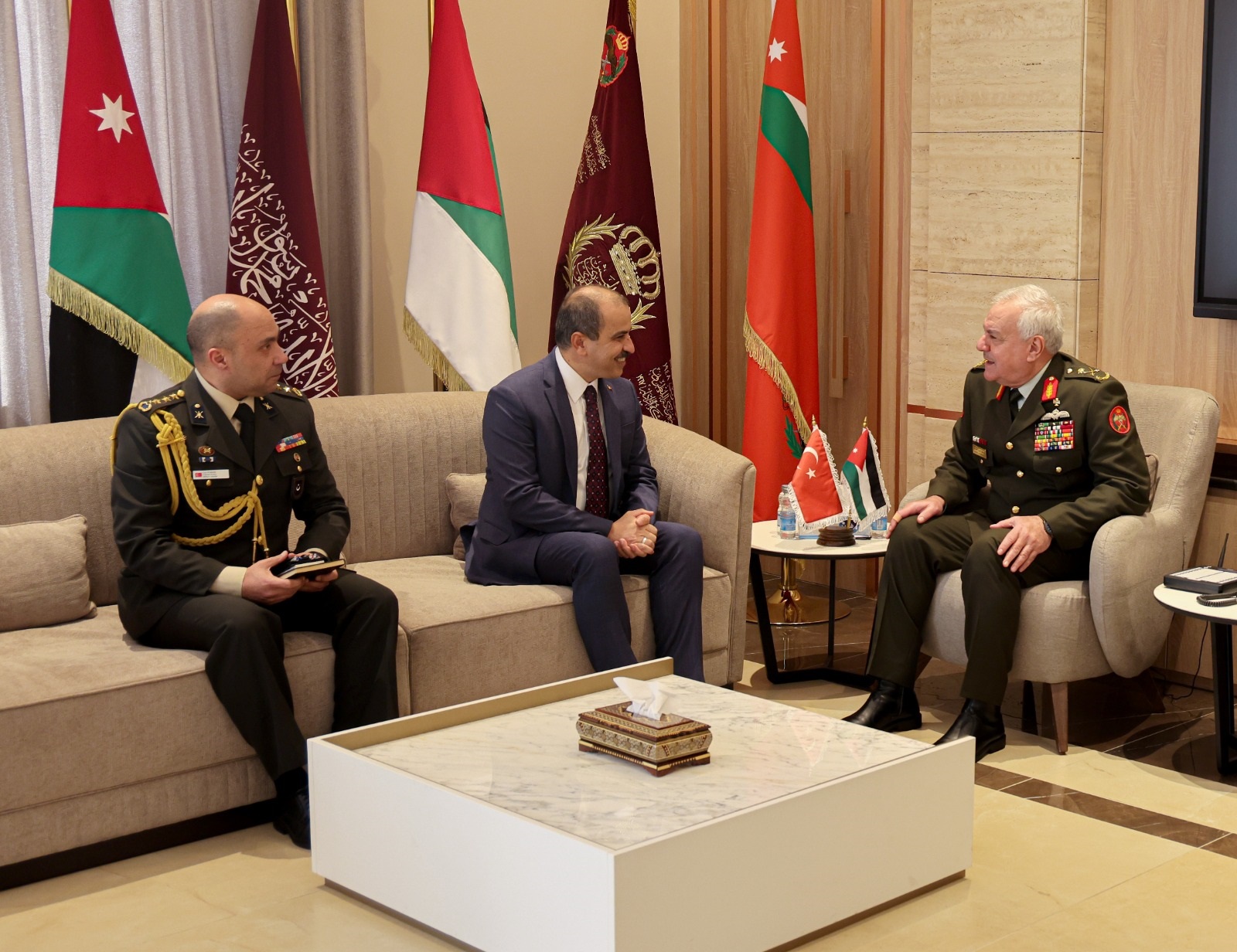 رئيس هيئة الأركان يستقبل السفير التركي في عمّان