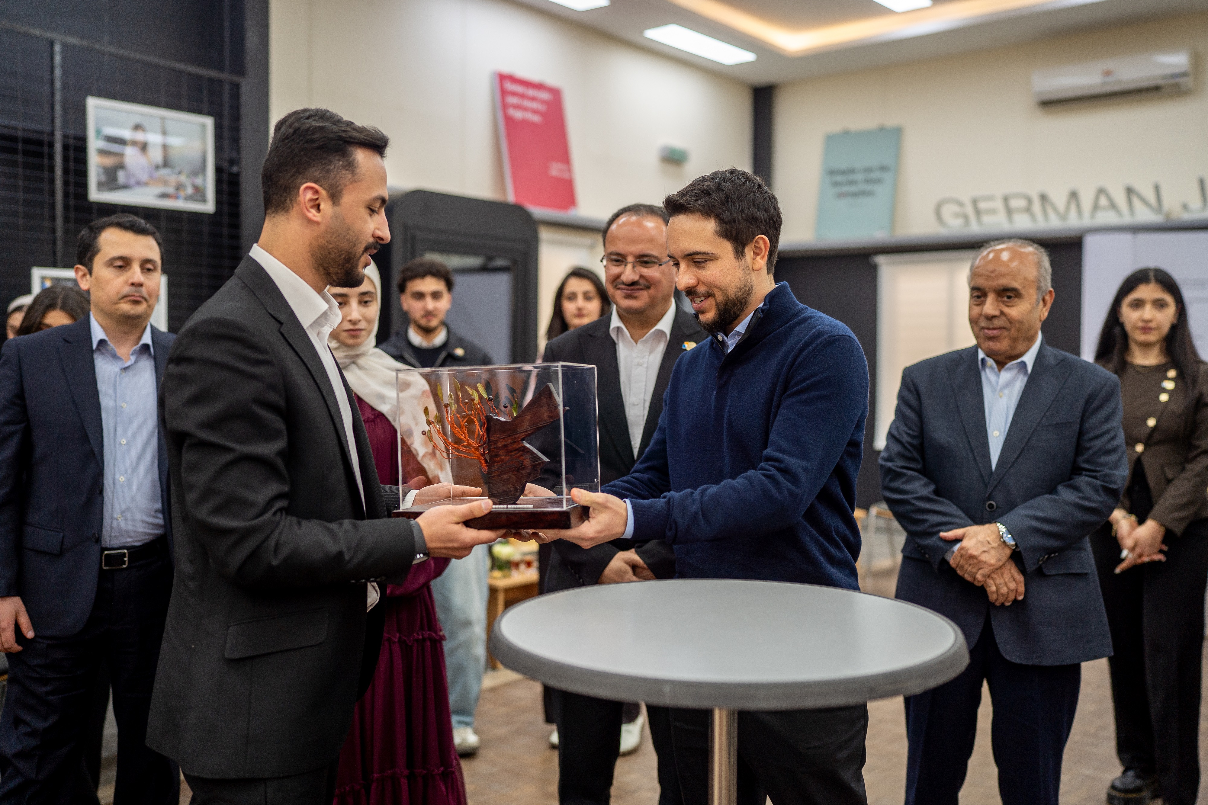  ولي العهد يزور الجامعة الألمانية الأردنية ويلتقي عددا من طلبتها