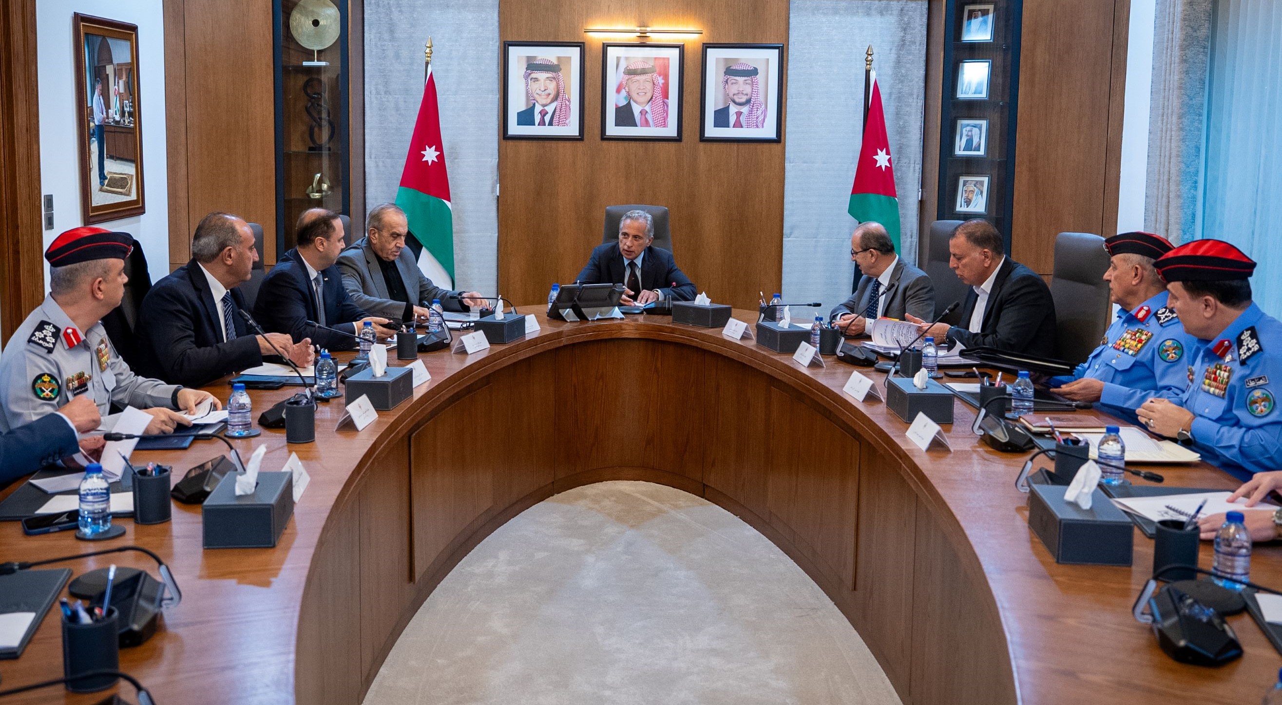  رئيس الوزراء يعقد اجتماعاً لمتابعة الإجراءات التي اتَّخذتها الجهات المعنيَّة للتَّعامل مع ما شهدته بعض المناطق من أضرار جرَّاء الأحوال الجويَّة