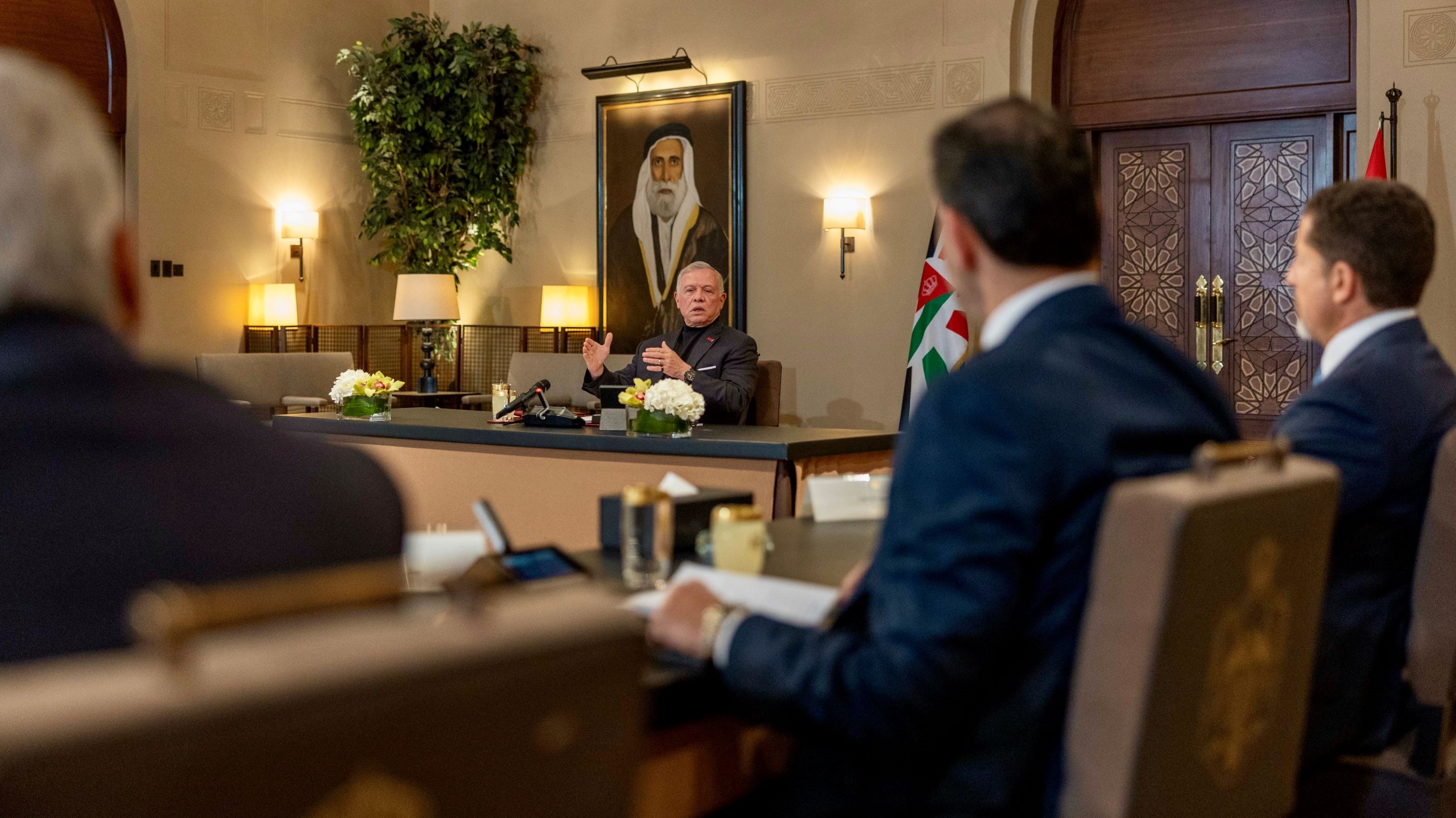  الملك يلتقي شخصيات سياسية وإعلامية