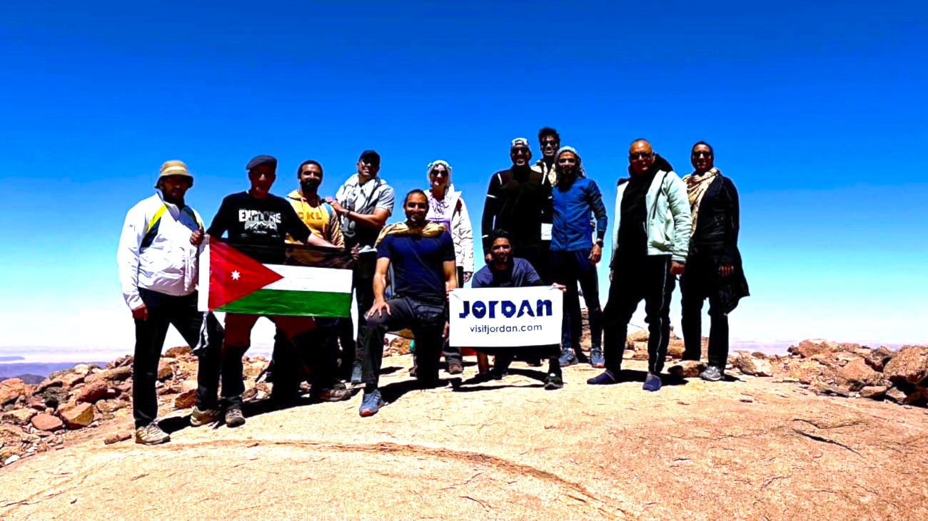  الرحالة الأردني العرجان ينجح بتسلق قمة جبل سربال في مصر