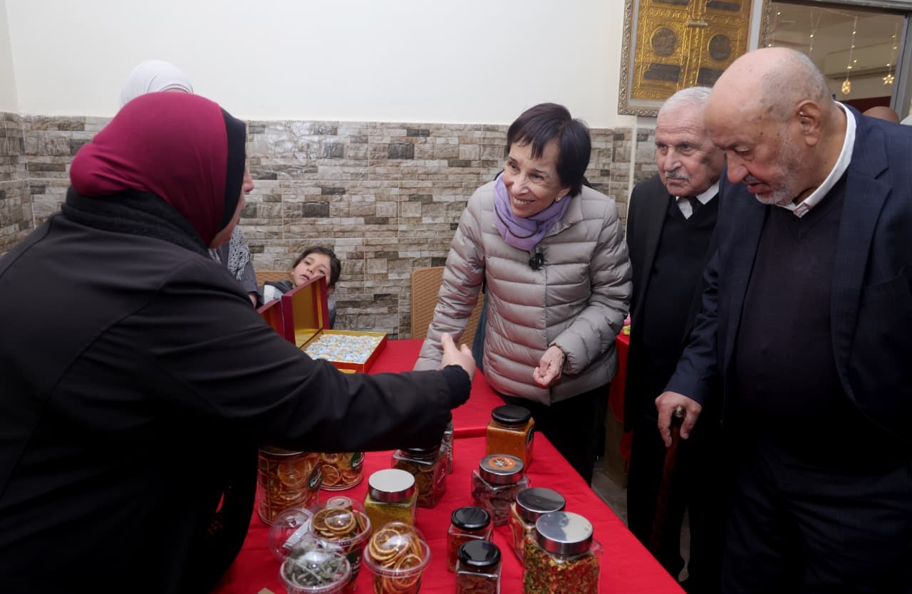  الأميرة بسمة بنت طلال تسلم مساعدات حملة البر والإحسان في الزرقاء