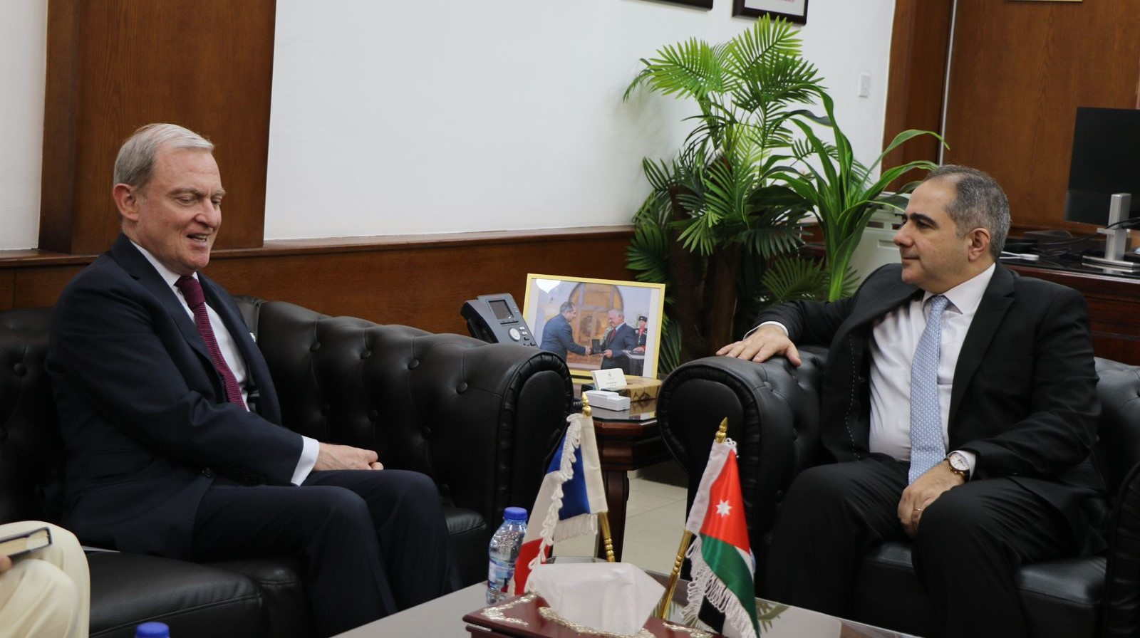  وزير الاستثمار يبحث مع السفير الفرنسي تعزيز التعاون الاستثماري