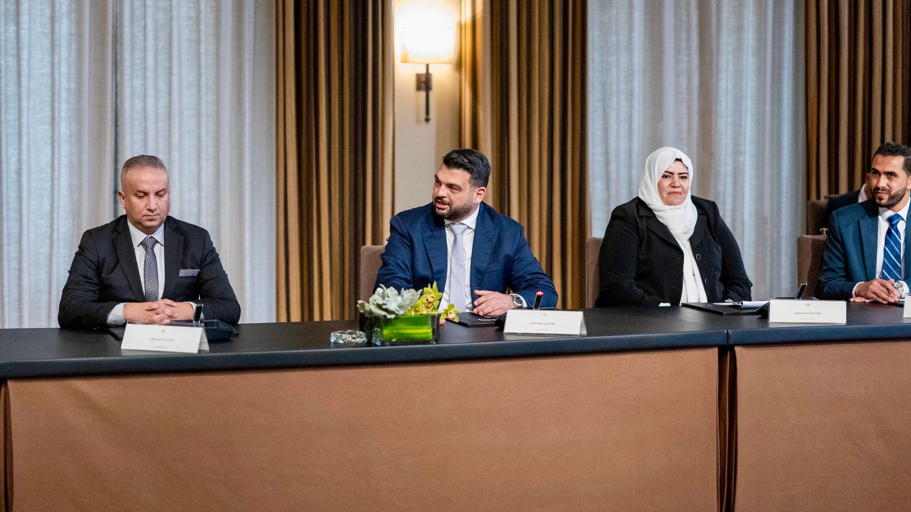  الملك يلتقي أصحاب مبادرات إنسانية وطنية 