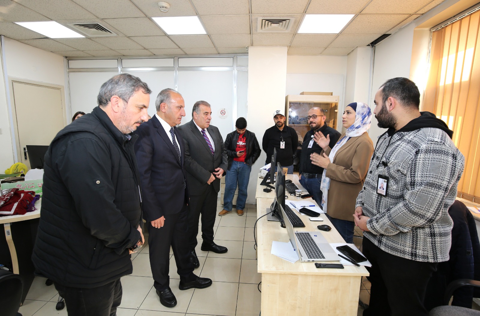  الشواربة يتفقد مديرية تكنولوجيا المعلومات بالأمانة