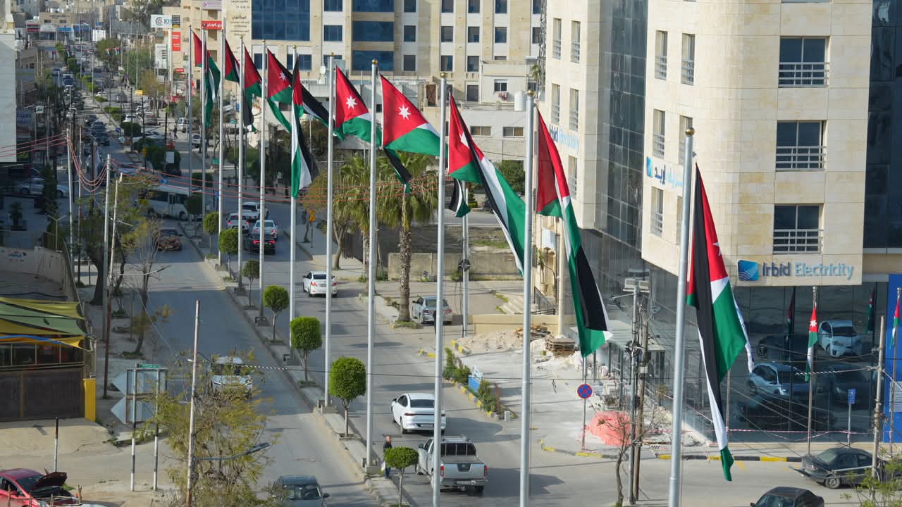  اربد تتوشح بالعلم وفاعليات تؤكد عمق معاني الراية الوطنية في وجدان الأردنيين