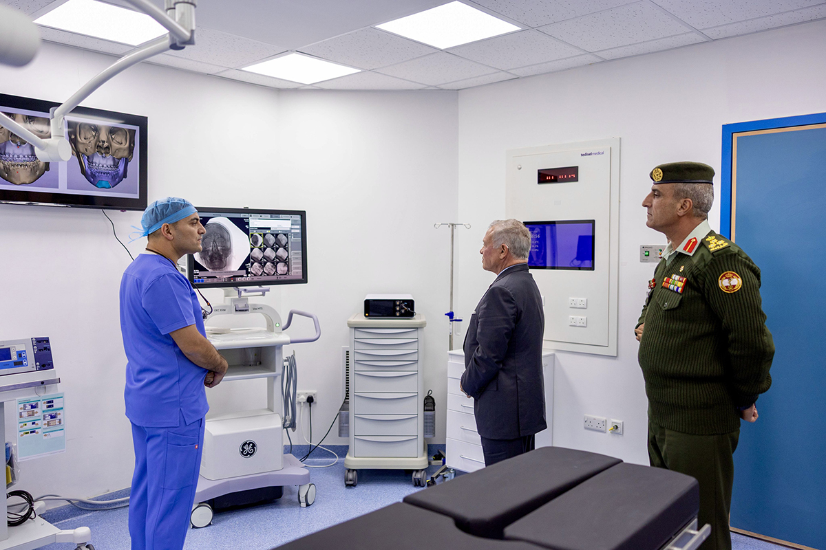 الملك يفتتح مجمع طب وجراحة الفم والأسنان العسكري في عمان