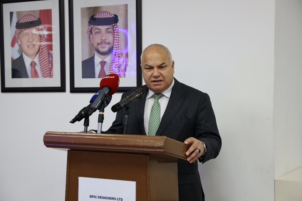 وزير العمل يفتتح توسعة لمصنع في الظليل