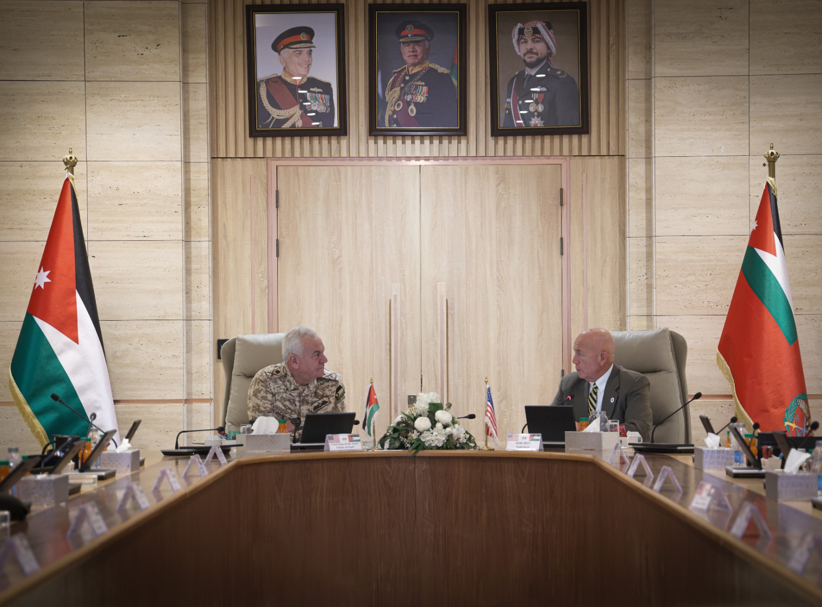  رئيس هيئة الأركان يلتقي وفدا من كلية الدفاع الوطني الأميركية