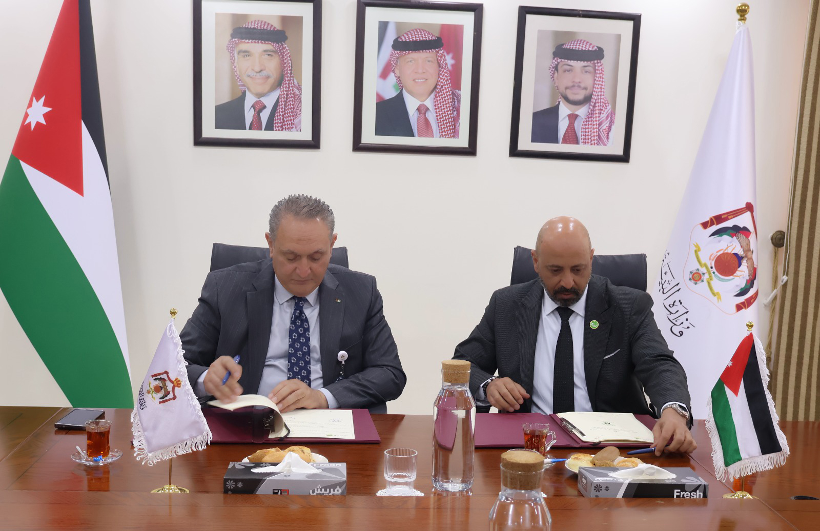  "البيئة" و"رؤية عمان" توقّعان اتفاقية تعاون لإطلاق مشروع بنوك التدوير