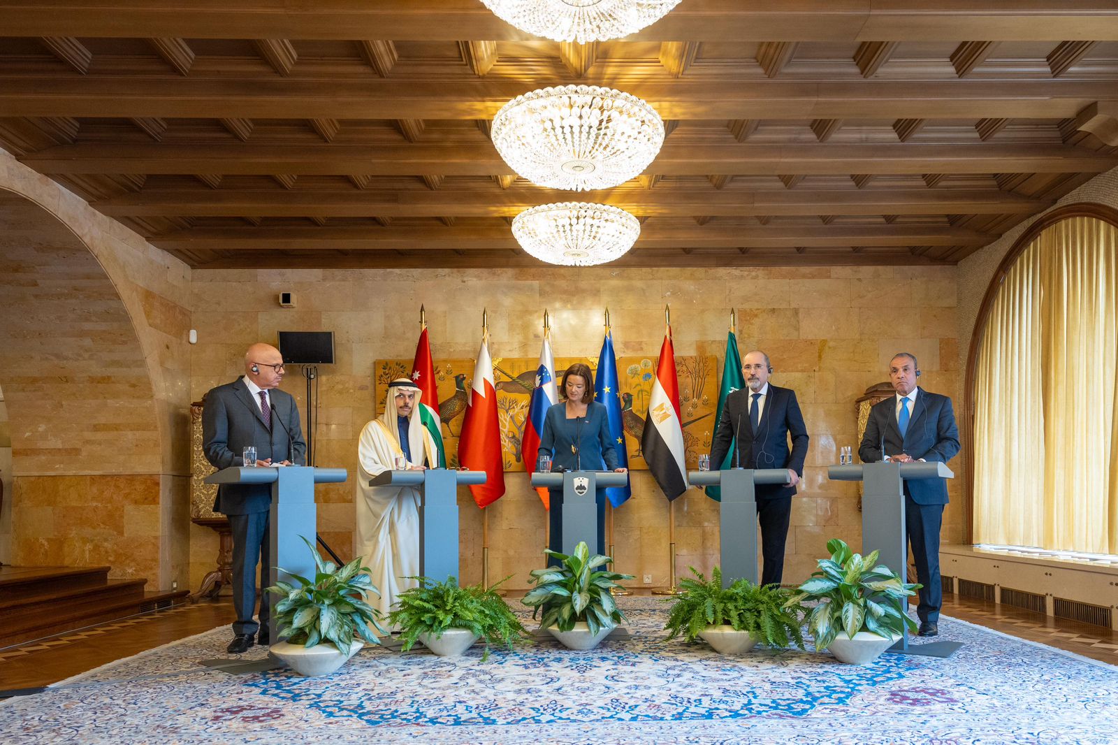  وزير الخارجية يؤكد ضرورة التزام وقف إطلاق  النار في غزة وتنفيذ بنود خطة الرئيس ترمب