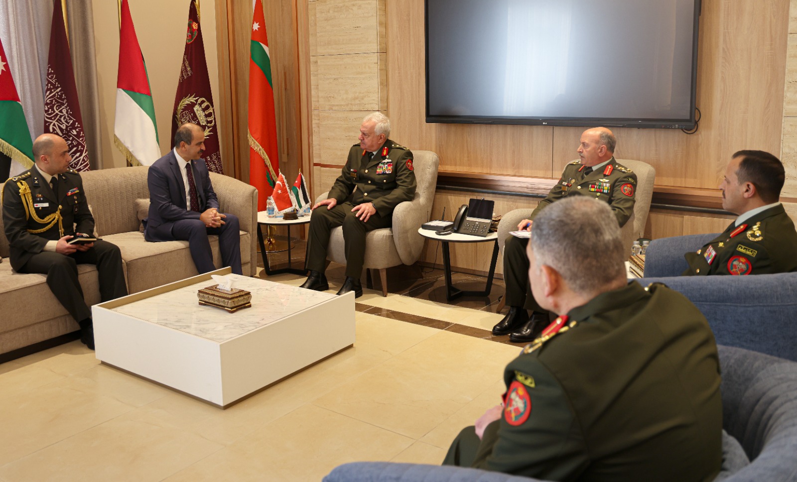 رئيس هيئة الأركان يستقبل السفير التركي في عمّان
