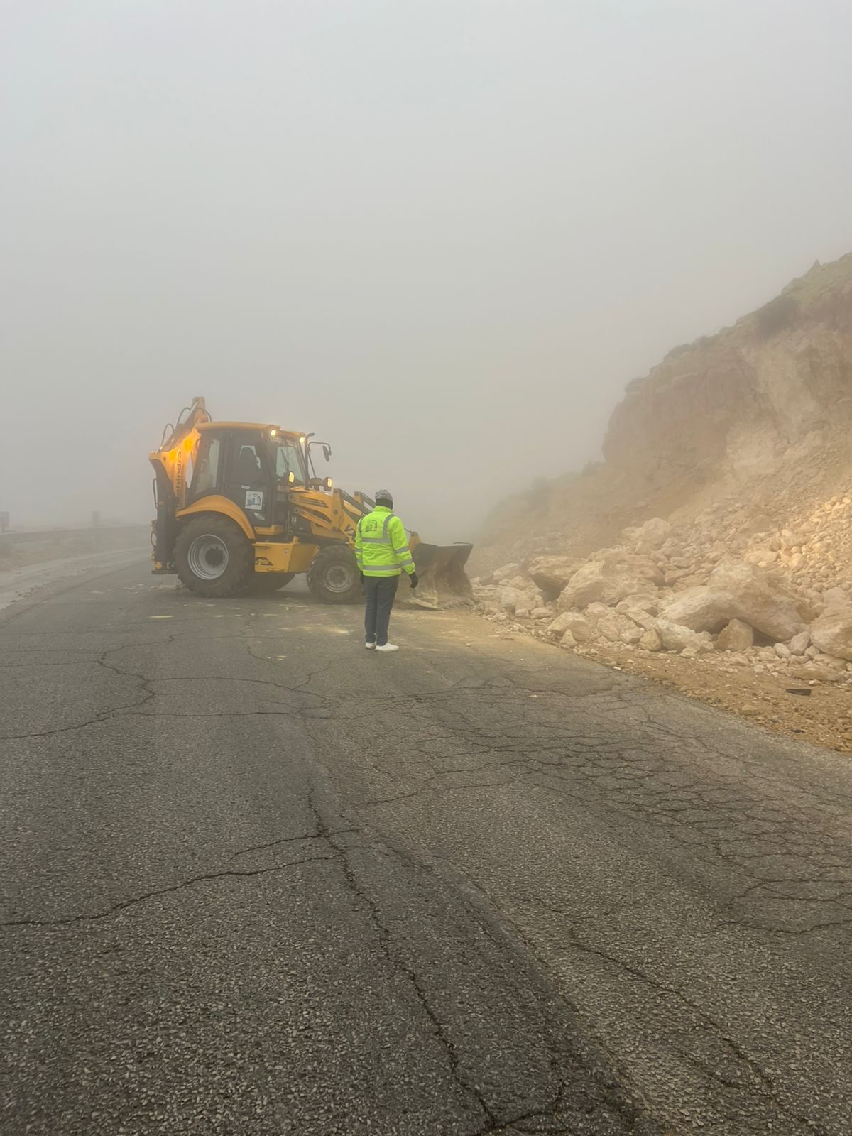"الأشغال": الفرق الميدانية تتعامل مع الحالة الجوية 