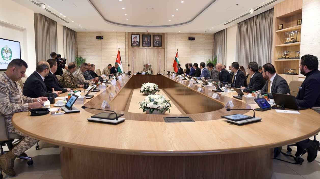  رئيس هيئة الأركان يرعى حلقة نقاشية متخصصة لتعزيز البحث والتطوير الدفاعي