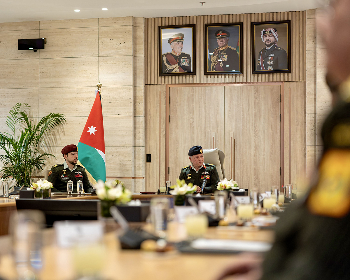  الملك يرافقه ولي العهد يزور القيادة العامة للقوات المسلحة