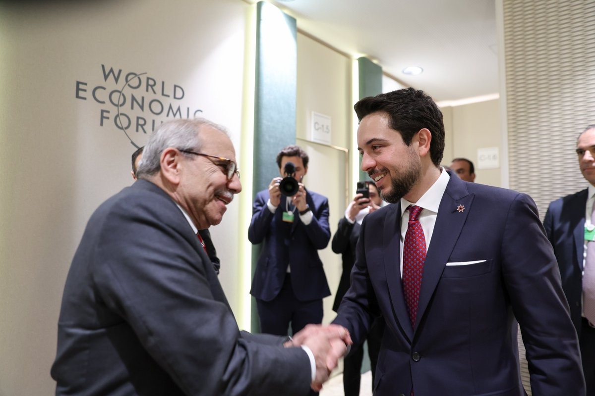  ولي العهد يلتقي رئيس الوزراء اللبناني ويؤكد متانة العلاقات بين البلدين