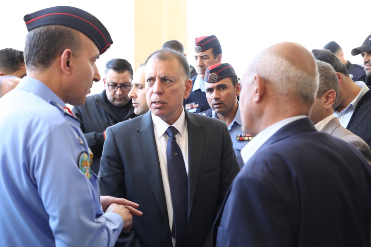  وزير الداخلية يتفقد سير العمل في مركز حدود جابر