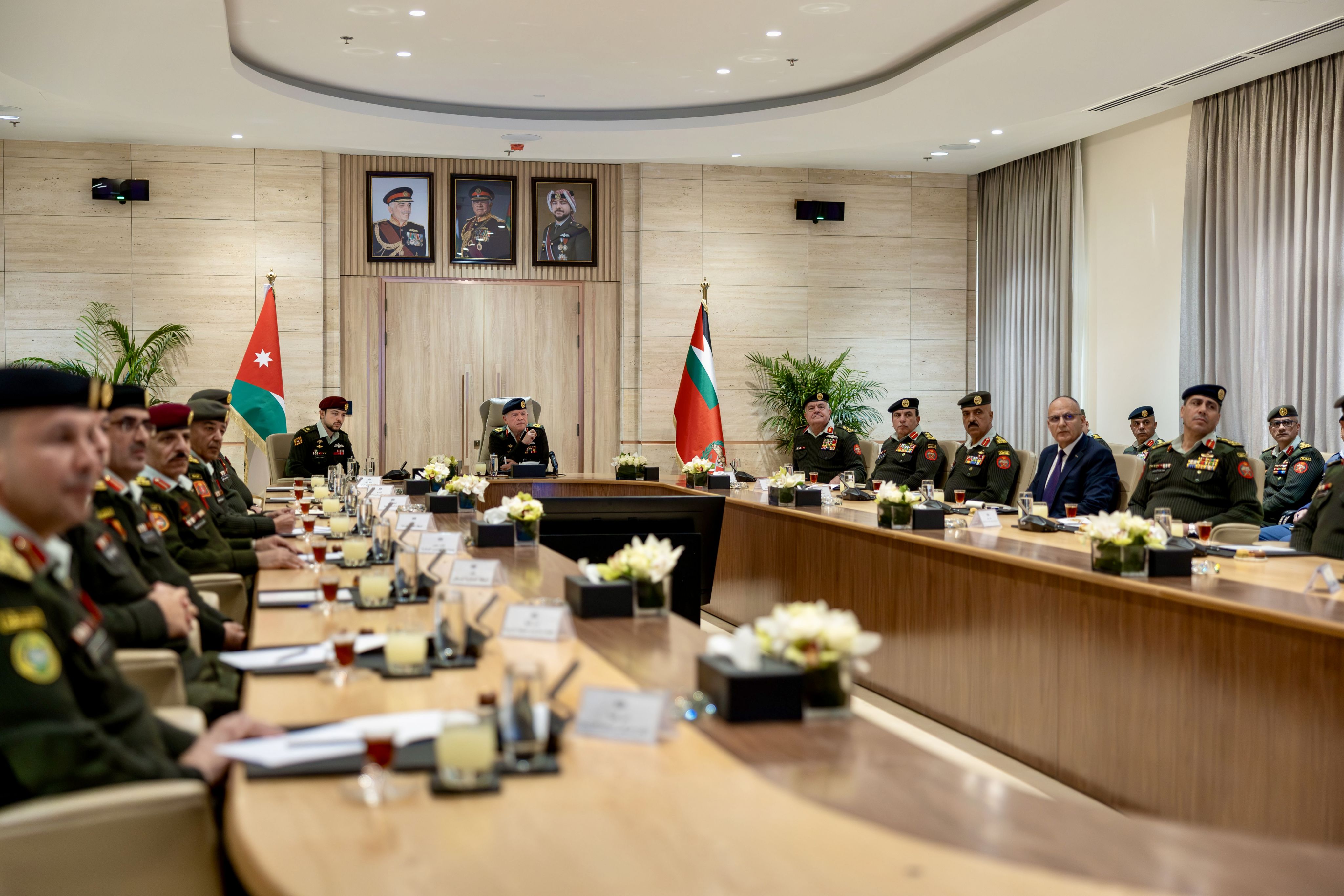  الملك يرافقه ولي العهد يزور القيادة العامة للقوات المسلحة