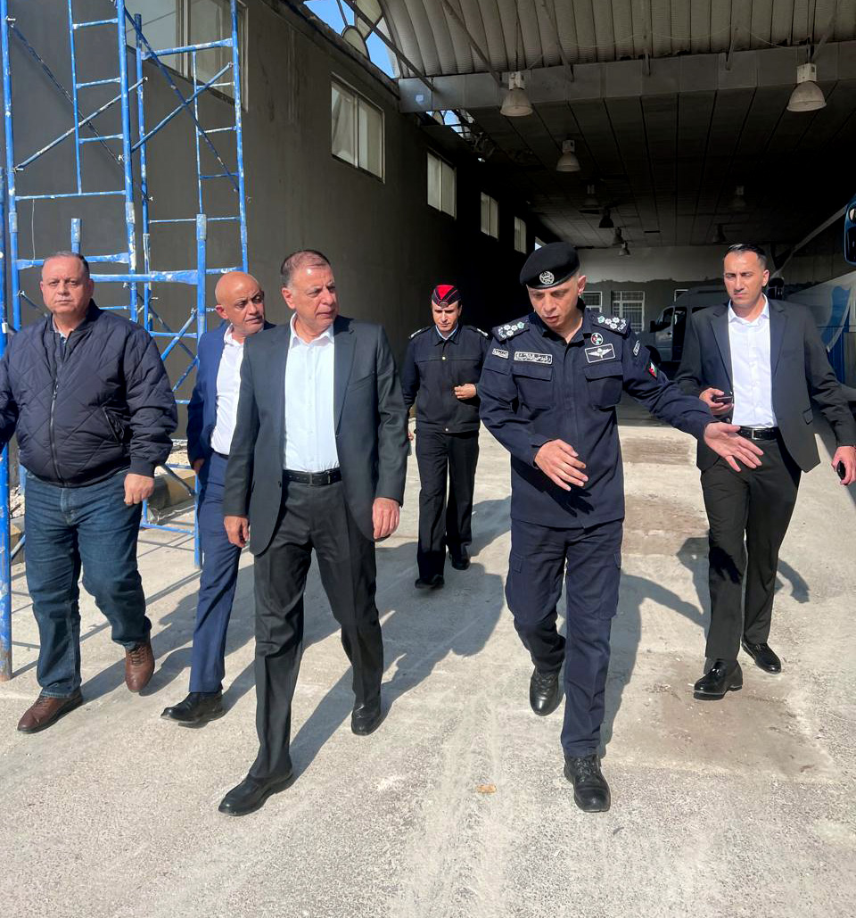  وزير الداخلية يتفقد الأعمال الإنشائية في جسر الملك حسين