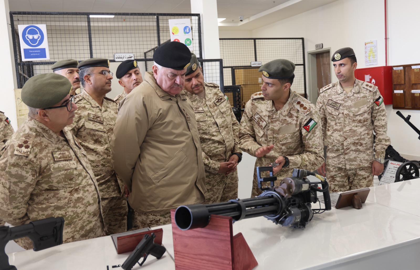  رئيس هيئة الأركان يفتتح مشاغل الأمير فيصل الرئيسية