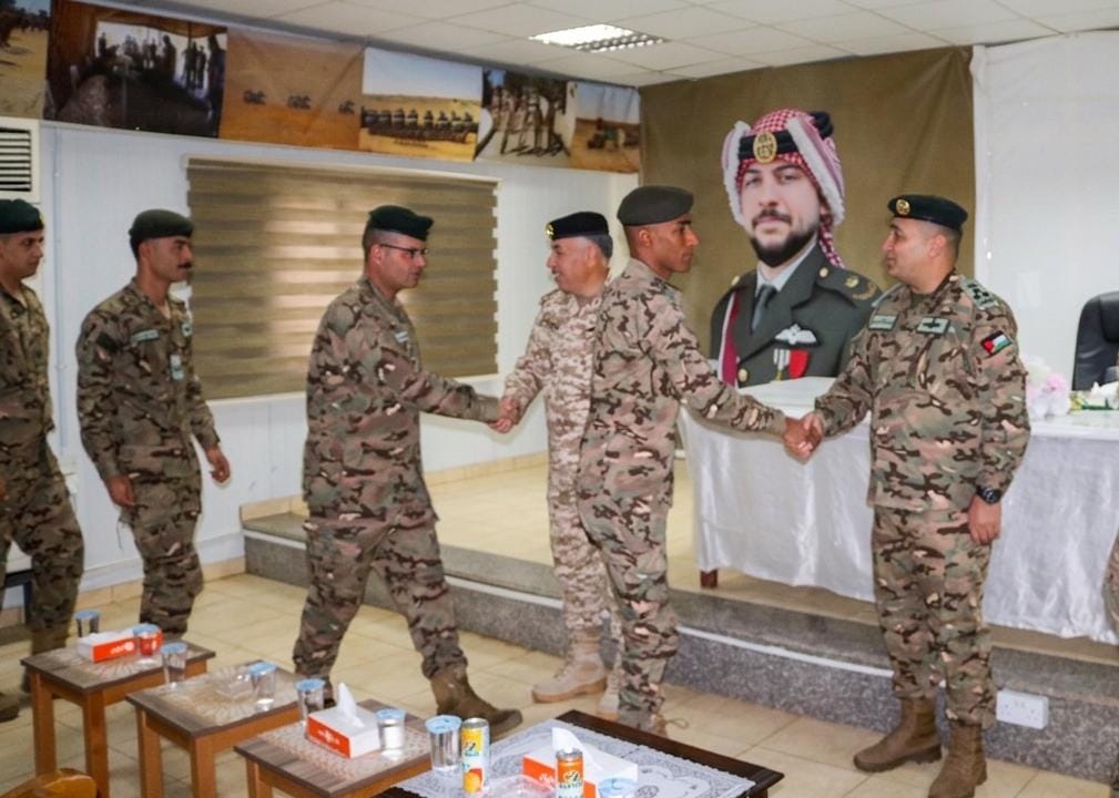  القوات المسلحة تشارك مرتباتها فرحة أول أيام الفطر السعيد وتعود المرضى من المتقاعدين والعاملين