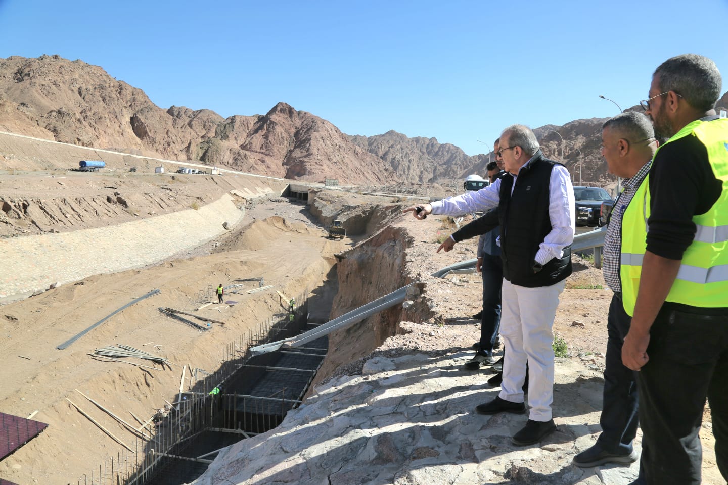  وزير الأشغال يتفقد مشاريع معالجة أضرار السيول على طريق الحاويات ونفق الأرز بالعقبة