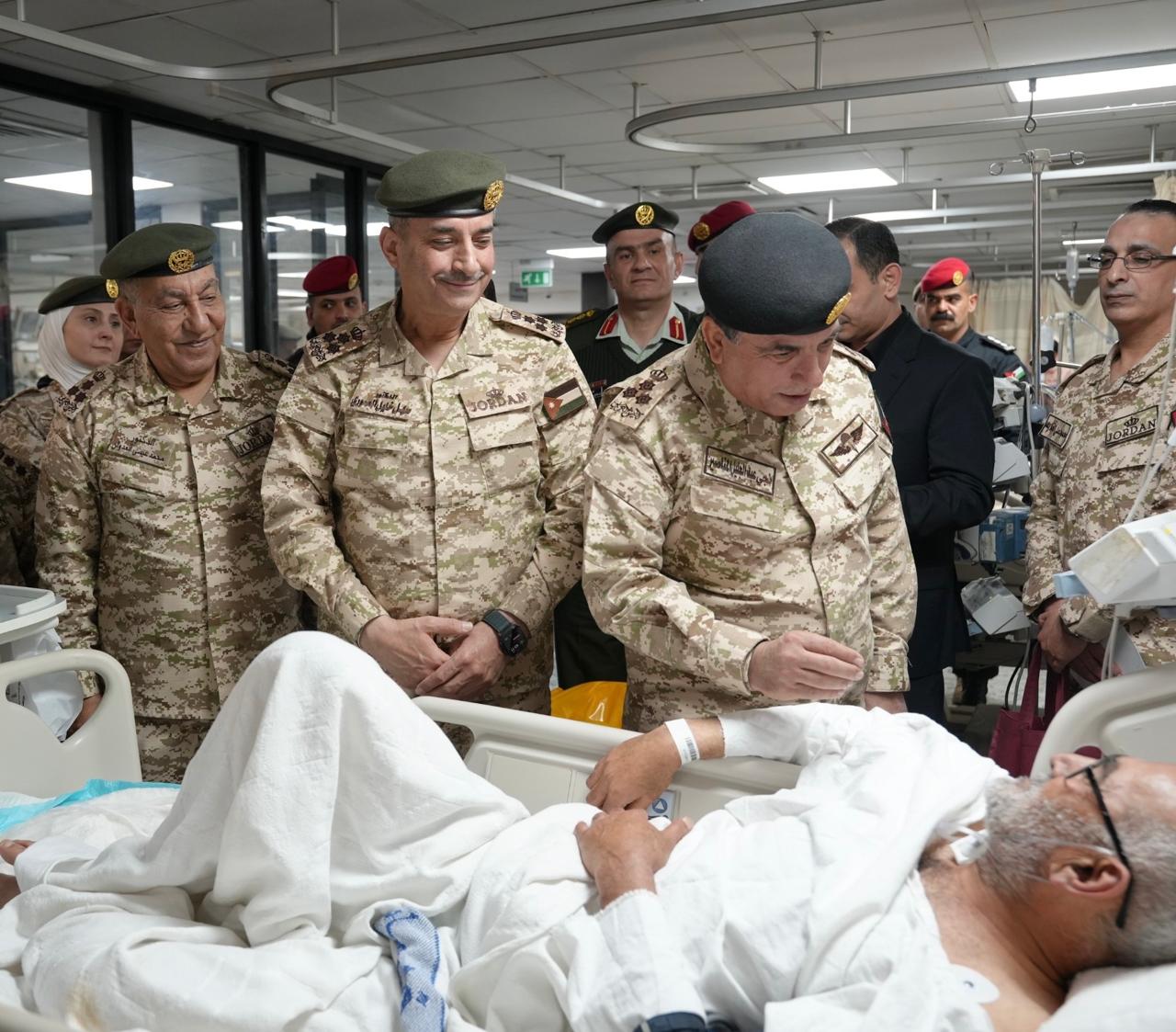  القوات المسلحة تشارك مرتباتها فرحة أول أيام الفطر السعيد وتعود المرضى من المتقاعدين والعاملين