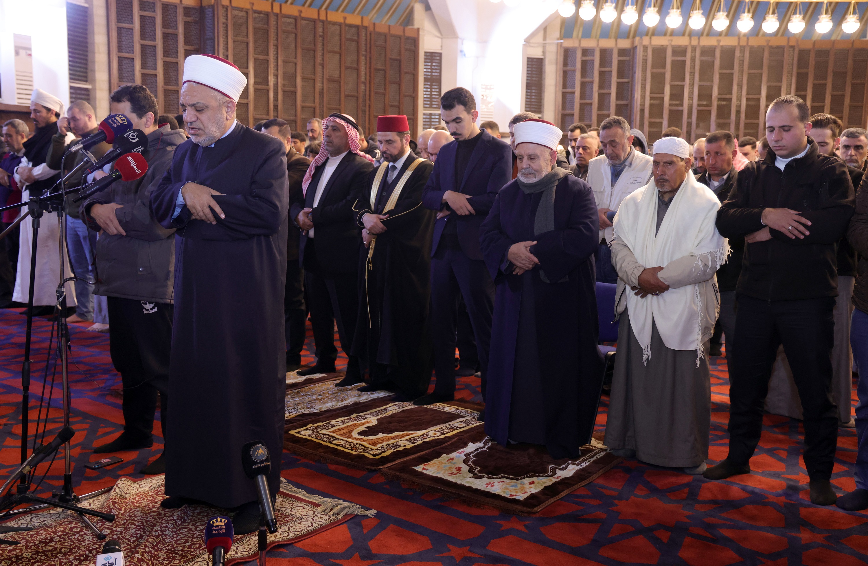  الأردنيون يؤدون صلاة عيد الفطر السعيد