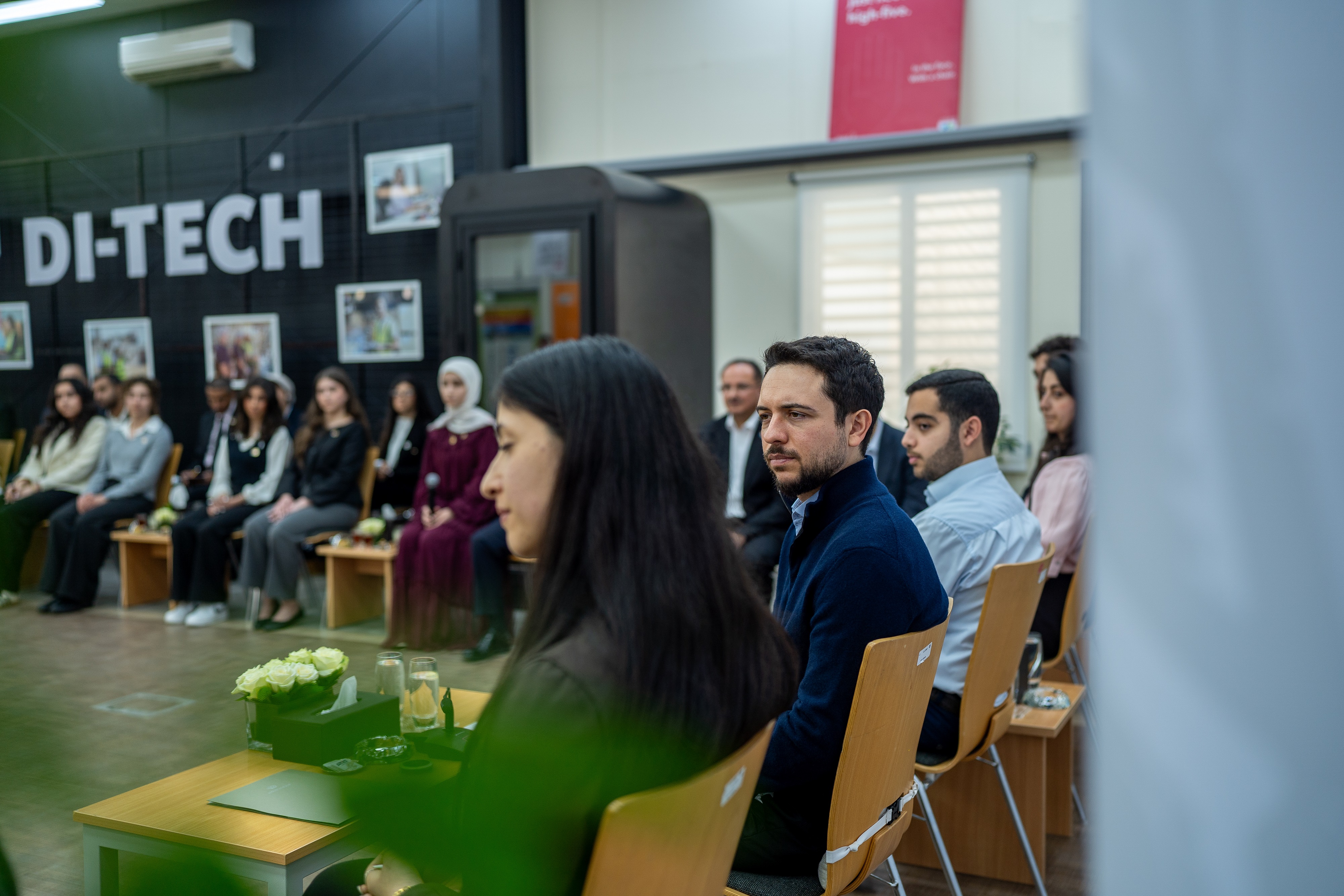  ولي العهد يزور الجامعة الألمانية الأردنية ويلتقي عددا من طلبتها