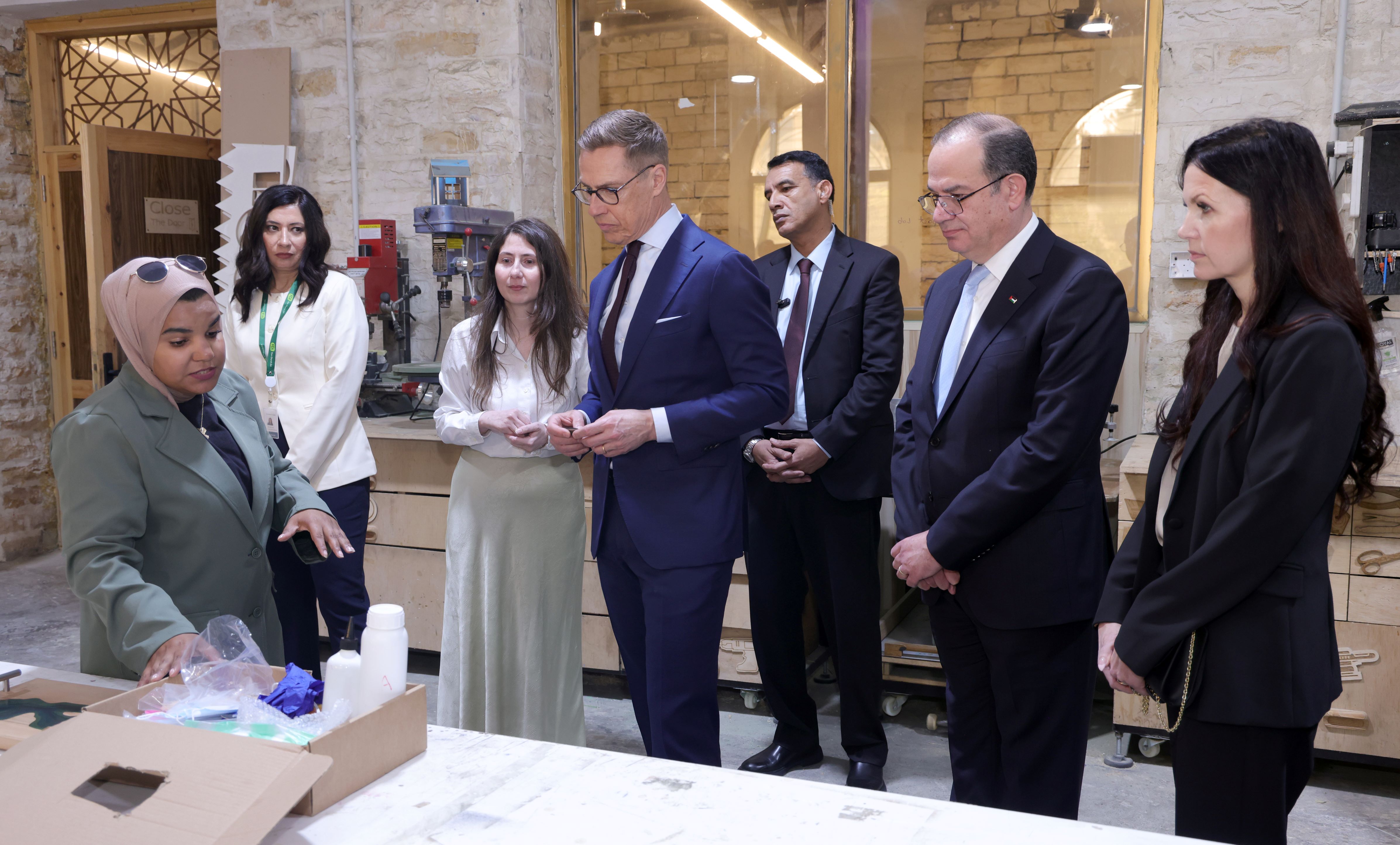  رئيس فنلندا يطلع على مشروع إبداعي شبابي في عمان