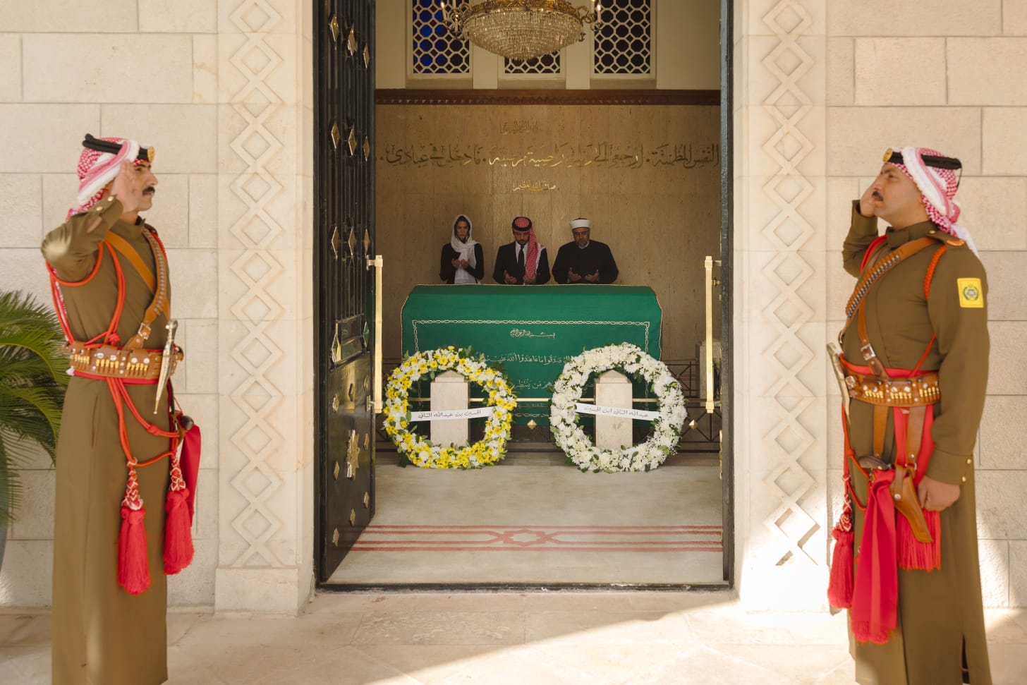  نائب الملك يزور ضريح المغفور له الملك الحسين