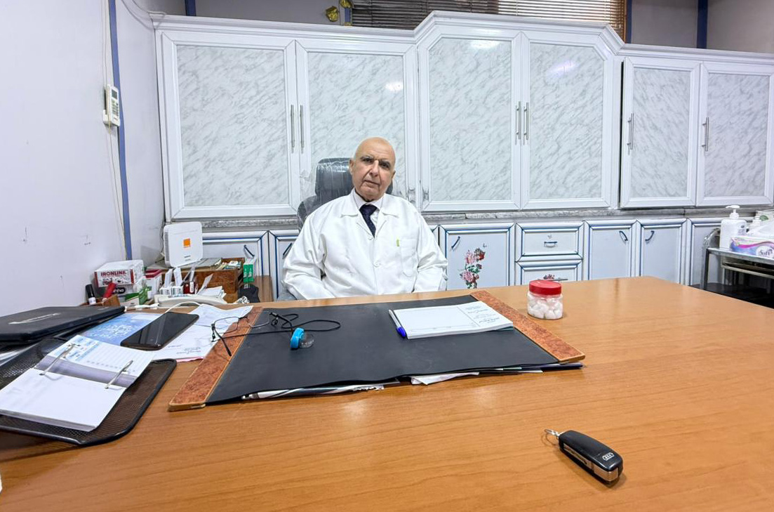 الطبيب حميدان الزيود .. 36 عاما من العلاج الرمزي لنحو مليون مراجع 