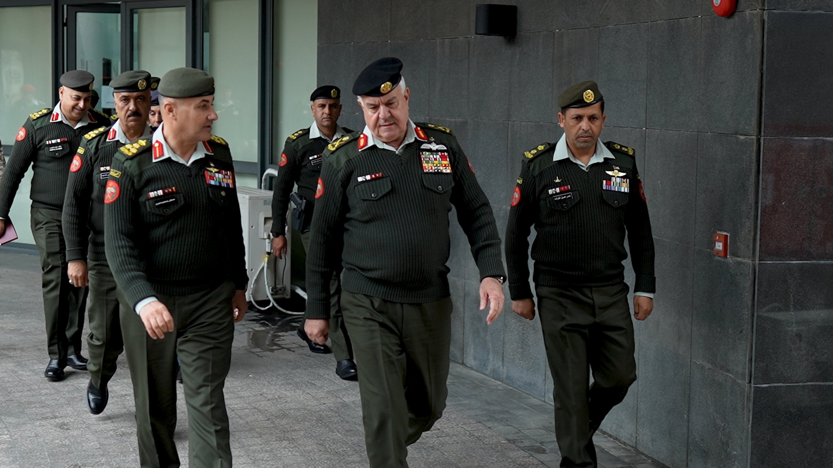  الحنيطي يرعى تخريج دورة المراسل الحربي ويفتتح مبنى المجمع الإداري في صرح الشهيد