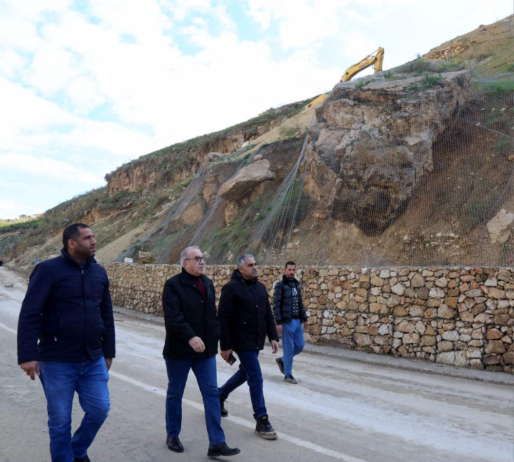  وزير الأشغال يتفقد طريق وادي شعيب ويوجه بإغلاقه لمعالجة الانهيارات 